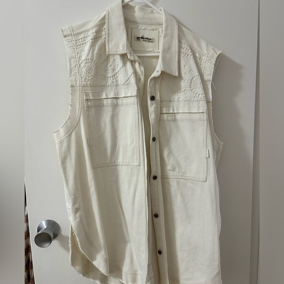 Free people We The Free Women's White  Embroidered Sleeveless Denim Vest. Size M - Picture 2 of 8
